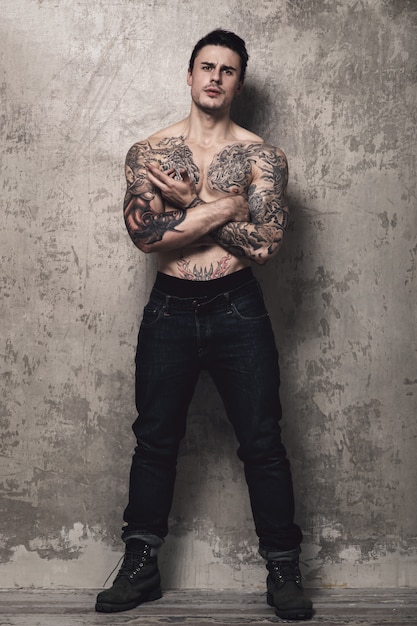 homme musclé avec tatouage