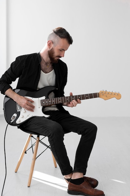 Homme musicien jouant de la guitare électrique