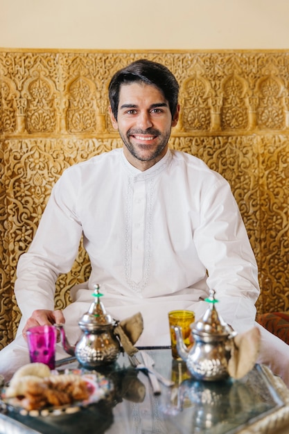 Photo gratuite homme musulman dans un restaurant arabe