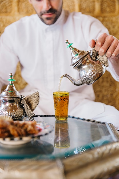 Homme musulman dans un restaurant arabe