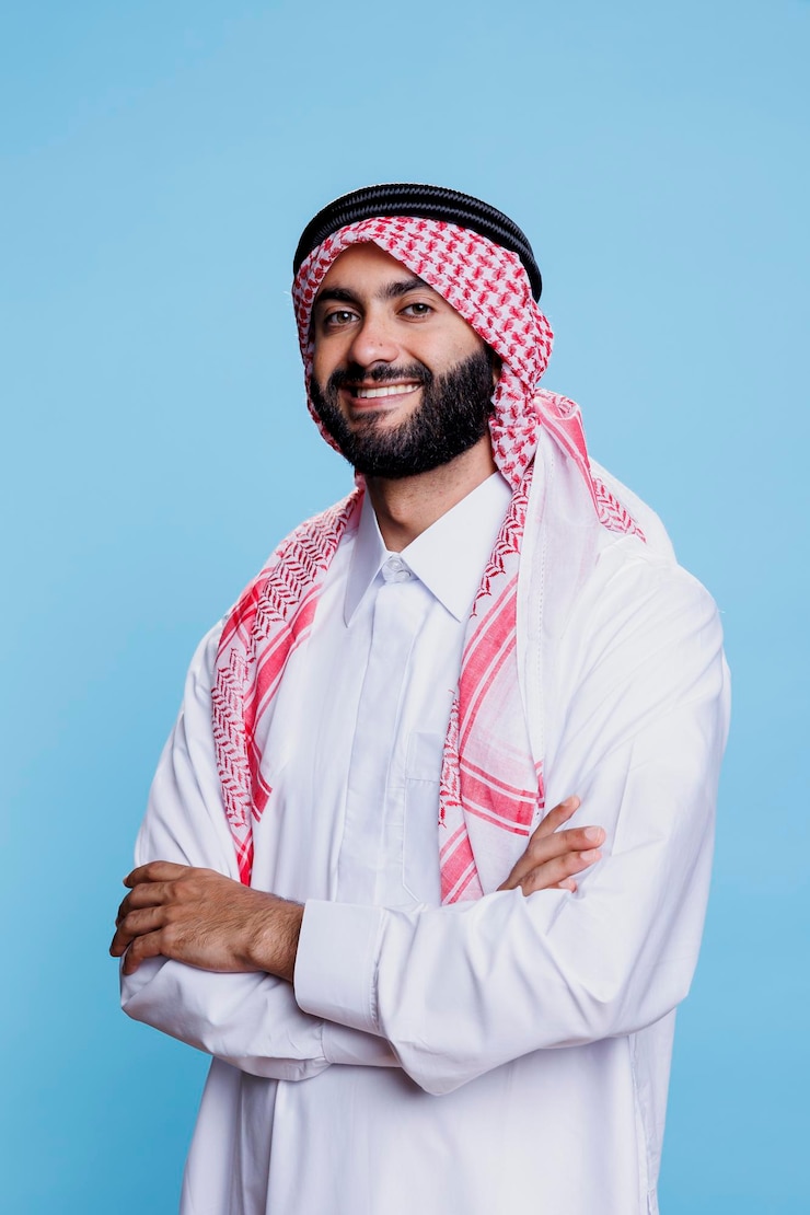 Photo gratuit un homme musulman portant un ghutra et une robe