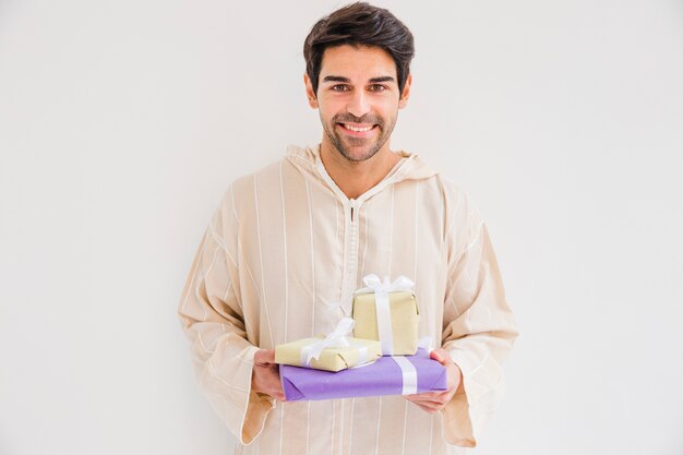 Homme musulman tenant des boîtes-cadeaux