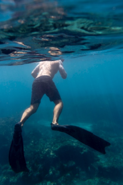 Photo gratuite homme nageant sous l'eau