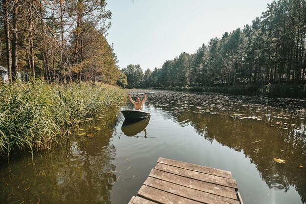 Un homme naviguant sur une rivière et ayant l'air excité