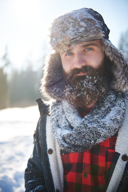 Homme avec de la neige sur sa barbe
