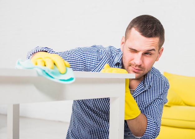 Homme nettoyant sa maison