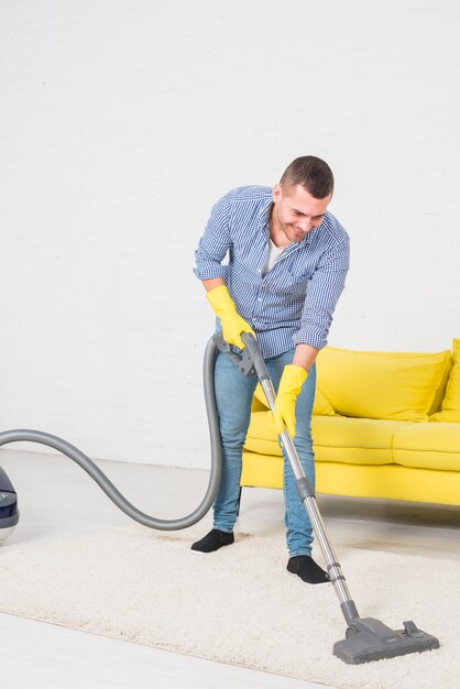 Homme nettoyant sa maison