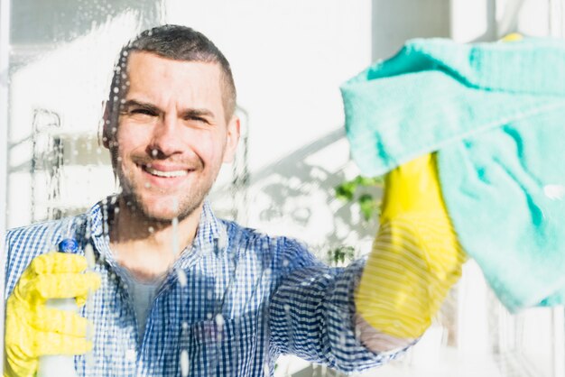 Homme nettoyant sa maison