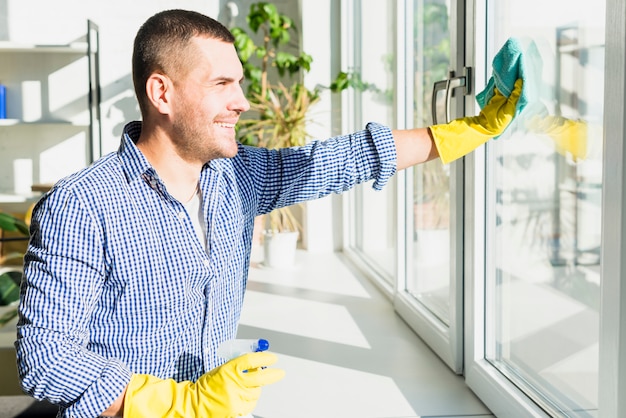 Homme nettoyant sa maison