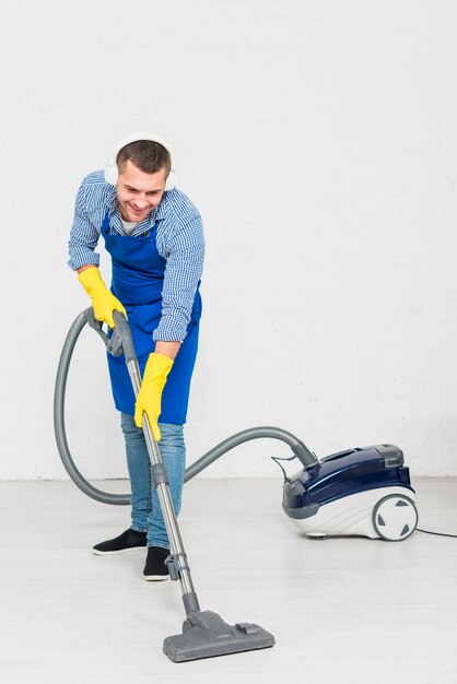 Homme nettoyant sa maison