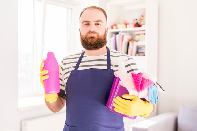 Homme nettoyant sa maison