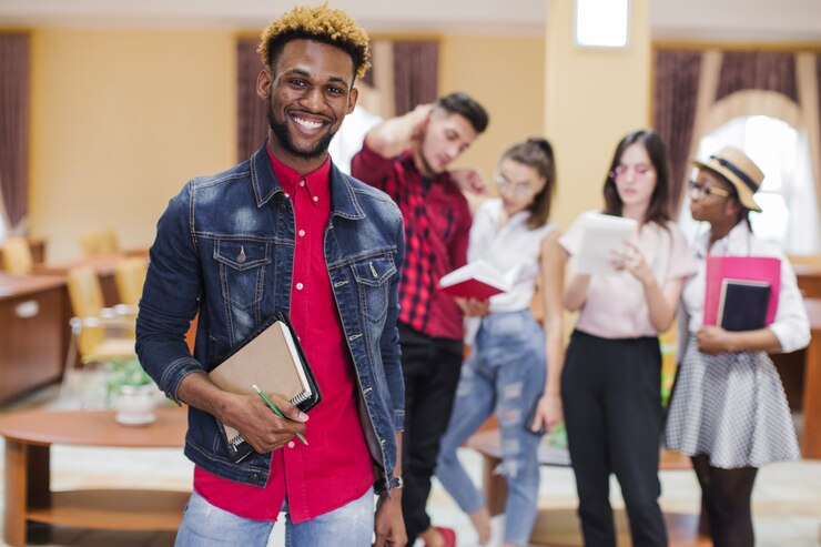 Photo gratuit homme noir confiant dans l'université
