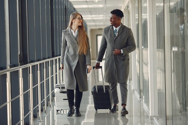 Homme noir élégant à l'aéroport avec son partenaire