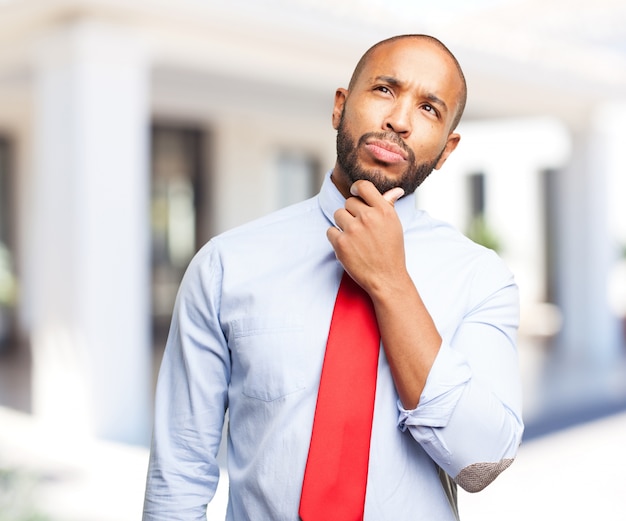 homme noir expression inquiète