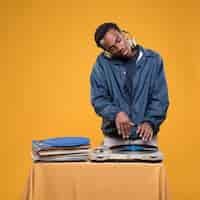 Photo gratuite homme noir posant avec des vinyles