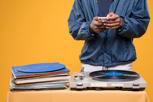 Homme noir posant avec des vinyles