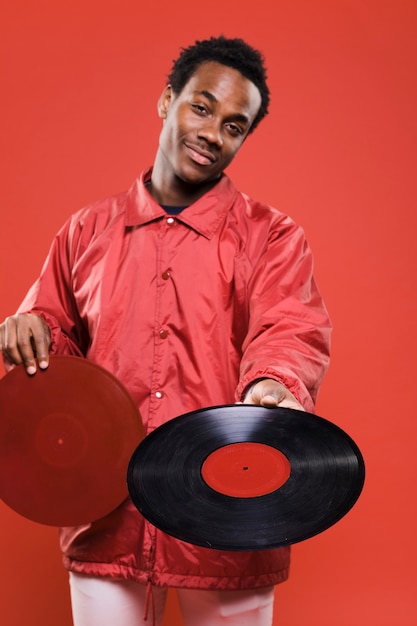 Photo gratuite homme noir posant avec des vinyles