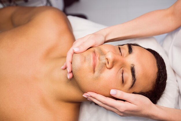 Homme, obtenir, a, massage facial, à, clinique