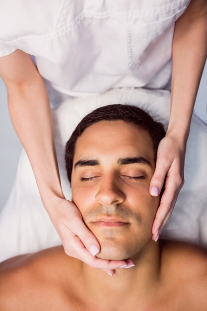 Homme, obtenir, a, massage facial, à, clinique