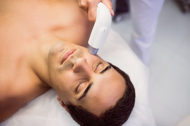 Homme, obtenir, a, massage facial, à, clinique