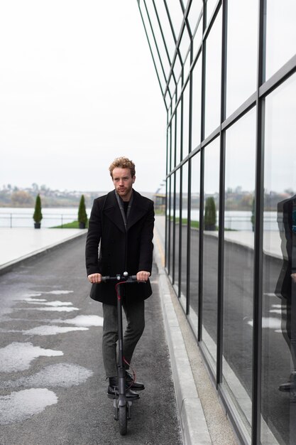 Homme occasionnel monté sur un scooter électrique