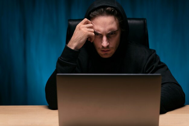 Homme occupé de coup moyen avec un ordinateur portable