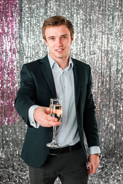 Photo gratuite homme offrant un verre fête du nouvel an