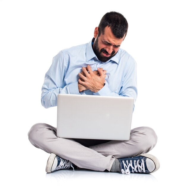 Homme avec un ordinateur portable avec une douleur cardiaque