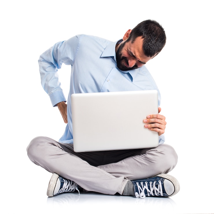 Photo gratuit homme avec ordinateur portable avec douleur dorsale