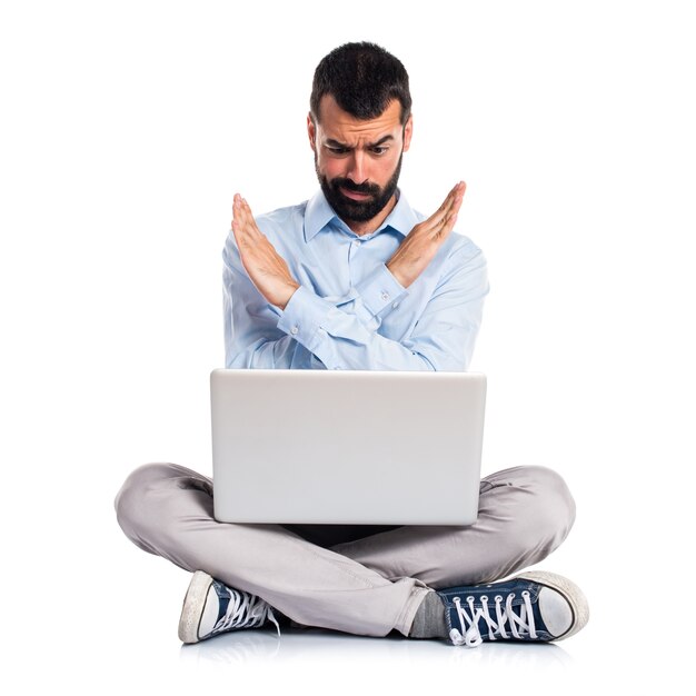Un homme avec un ordinateur portable faisant PAS de geste