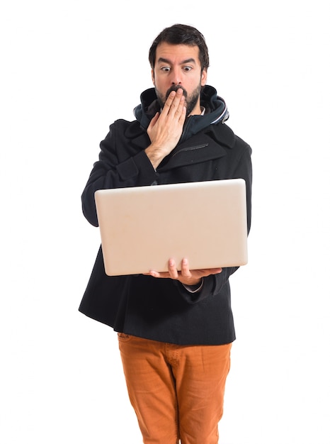 Homme avec un ordinateur portable sur fond blanc