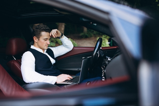 Homme avec ordinateur en voiture