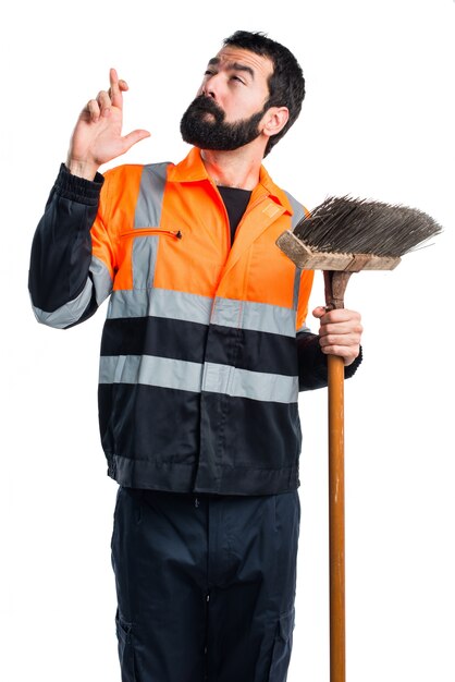 Homme d&#39;ordure avec les doigts croisés