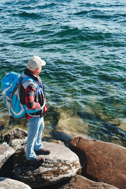 Photo gratuite homme par l'eau