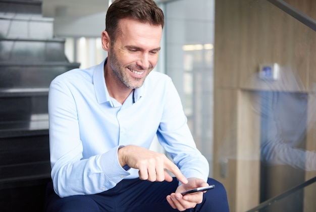 Homme parcourant la tablette numérique au bureau