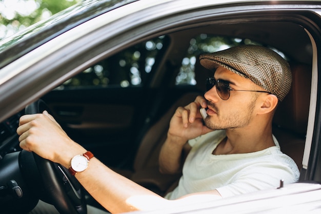 Homme parlant au téléphone et conduisant dans la voiture