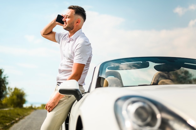 Homme parlant au téléphone coup moyen