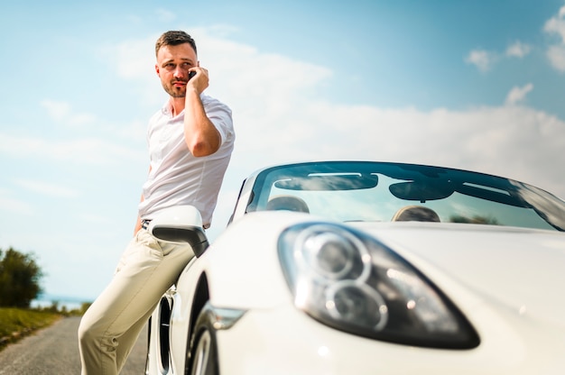 Homme parlant au téléphone à l'extérieur