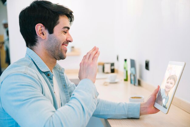 Homme parlant avec petit enfant avec tablette