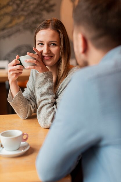 Homme parlant avec sa petite amie