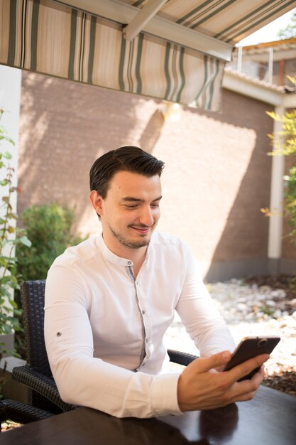 Homme parlant avec un téléphone portable