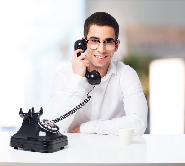 L&#39;homme parlant sur un vieux téléphone