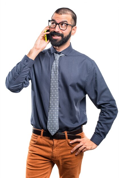 L&#39;homme parle avec le mobile