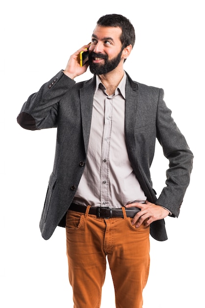 L&#39;homme parle avec le mobile