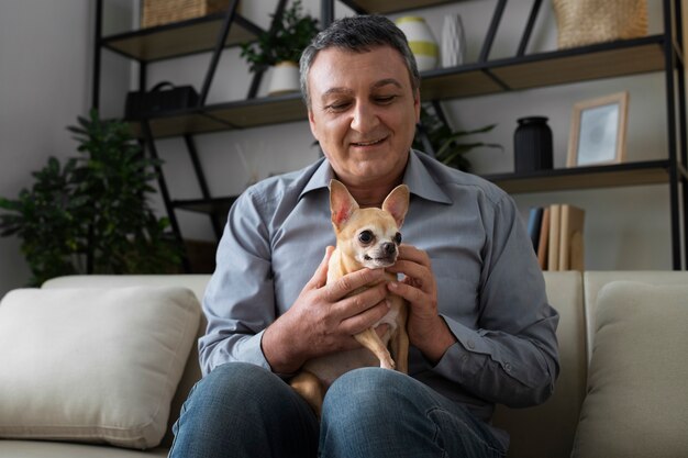 Homme passant du temps avec un chien à la maison