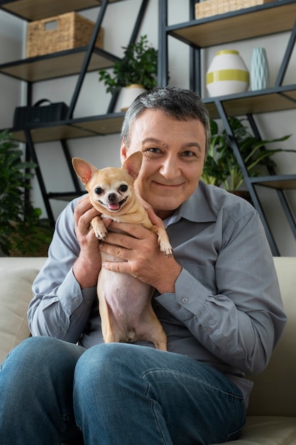 Photo gratuite homme passant du temps avec un chien à la maison