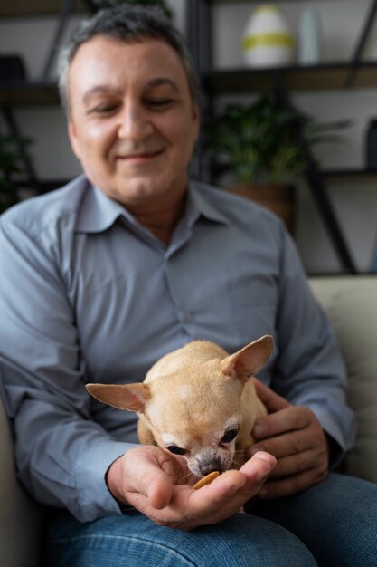 Homme passant du temps avec un chien à la maison