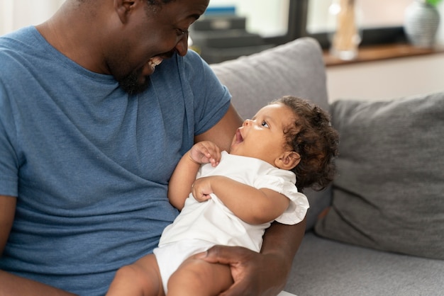 Homme passant du temps avec sa petite fille