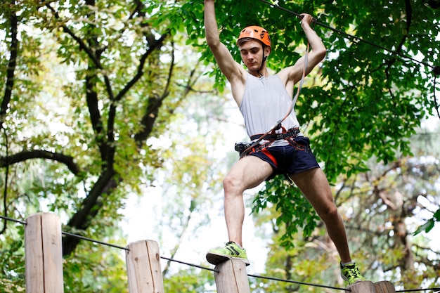 L&#39;homme passe sur les blocs de bois suspendus dans l&#39;air