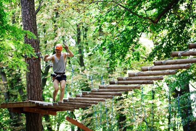 L&#39;homme passe sur les blocs de bois suspendus dans l&#39;air